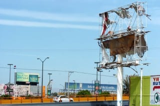 Un espectacular que da al puente de la Saltillo 400 y Revolución lleva días hecho jirones sin que la autoridad o el dueño se ocupe de retirarlo. Según Protección Civil los anuncios no se retiran hasta que representen peligro, aunque afecten la imagen urbana. (Foto de Ángel Padilla)