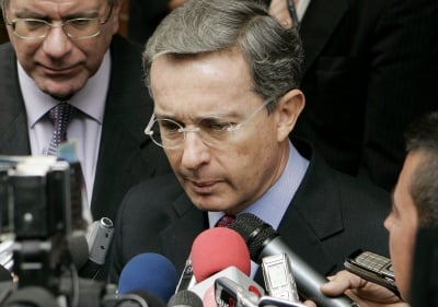 Popular como ninguno de sus antecesores, Álvaro Uribe comenzó a sufrir los efectos de la “parapolítica” tras iniciar su segundo mandato en Colombia en 2006. (Archivo)