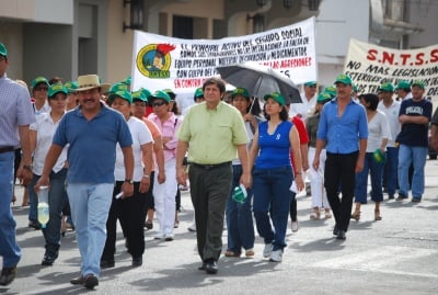 Cientos de trabajadores marcharon el Día del Trabajo con consignas contra el Gobierno por la situación que enfrentan millones de empleados.