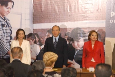 El presidente Felipe Calderón presentará el próximo 15 de mayo, Día del Maestro, la Alianza para la Calidad Educativa y el Fortalecimiento de la Escuela Pública. En la imagen con Elba Esther Gordillo y Josefina Vázquez Mota. (Archivo)