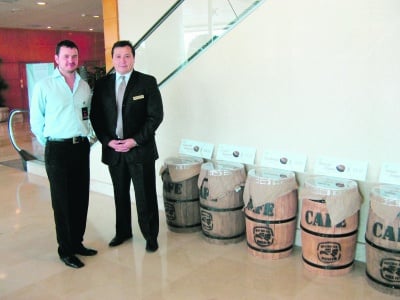 Raúl Pérez Tamez, cafetalero que estuvo presente en la inauguración del Primer Festival del Café, lo acompaña Juan José González, gerente del Hotel Crowne Plaza.
