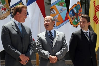 El presidente Felipe Calderón recibe a los gobernadores fronterizos de México y Estados Unidos en Los Pinos. En la gráfica el presidente Felipe Calderón conversa con el gobernador de California, Arnold Schwarzenegger. A su lado el secretario de Gobernación, Juan Camilo Mouriño. (El Universal)