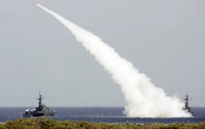 El Gobierno venezolano lanzó hoy por primera vez un misil desde un avión caza Sukhoi-30, en un ejercicio militar para demostrar la efectiva capacidad operacional y defensiva de la Fuerza Armada Nacional (FAN), afirmó el ministro de Defensa, general Gustavo Rangel Briceño. AP
