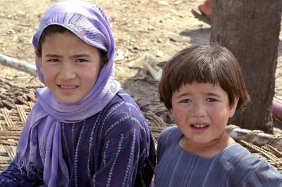 Dos niños son captados en el campo de refugiados de Kacha Gari Afghan a las afueras de la ciudad de Peshawar, Pakistán, en el Día Mundial del Refugiado. (EFE)