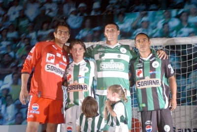 El nuevo diseño con las rayas verticales del uniforme del Santos Laguna levantó polémica entre los aficionados quienes creen que se rompió con la identidad del equipo. (Fotografía de Jesús Galindo)