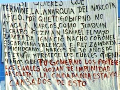 Mensajes similares son los que pusieron en Sabinas y Nueva Rosita. Mientras que en Acuña, donde había dos mantas y una en Saltillo, exigen: 'Aliados dejen de proteger al Chapo, Nacho, Dulce, El Quique, Aliados de Sonora, y Generales que dan protección al Chapo. (El Universal)