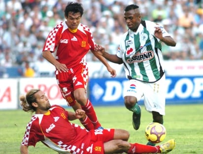 El delantero ecuatoriano Christian Benítez consiguió los dos goles de la victoria para Santos Laguna ante Tecos, pero en algunas jugadas de peligro falló al momento de la definición o de servir a otro compañero con más posibilidades.(Fotografía de Jesús Galindo López)