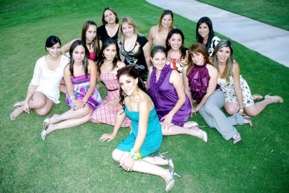 Rocío Gutiérrez, Sandra González, Cristy Cortinas, Ara Corrales, Dulce Rivera, Marien Barrientos, Kenia Pineda, Sofía Villarreal, Alina Arratia, Maribel Barajas, Nicté Cervantes y Charlotte González acompañaron a Alejandra Rendón Sánchez en su despedida de soltera.