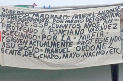 Varias narcomantas fueron colocadas en puentes peatonales de la avenida Adolfo Ruiz Cortines; en ellas se responsabiliza al gobierno federal y estatal por encubrir a los cárteles del Chapo Guzmán, El Mayo Zamabada y Los Michoacanos. (El Universal)