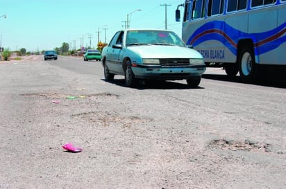 El bulevar Luis Donaldo Colosio está lleno de baches. El alcalde, Nicolás Muñiz Domínguez, aseguró que para el próximo año se tiene proyectada la ampliación de esta vialidad.