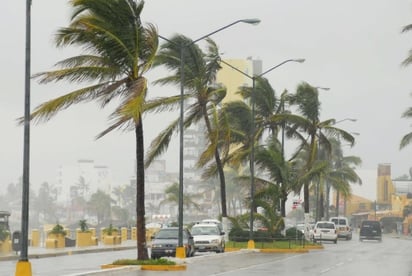 Fuertes vientos con ráfagas de lluvia se dejan sentir  en el puerto turístico de Mazatlán, en el estado mexicano de Sinaloa. EFE