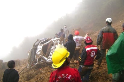 deslave sobre la carretera federal Huautla-Jalapa de Díaz sepultó a cinco vehículos, los cuerpos de auxilio han rescatado personas con vida y fallecidas. (El Universal)