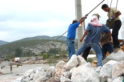 Momento en que se tiende el cable de acero por el que se suspenderá el tubo de 14 pulgadas de la red alterna para el abastecimiento de agua potable a los lerdenses.