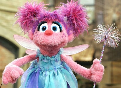 Abby Cadabby, una hadita en entrenamiento y la mejor amiga de Elmo, es la nueva muppet que se une a la onceava temporada de Plaza Sésamo.