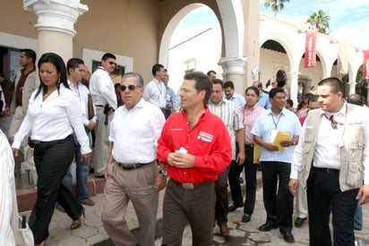 Los desaira Calderón

La construcción del Acuerdo Nacional por el Fortalecimiento del Federalismo generó un nuevo desacuerdo entre el presidente Felipe Calderón y la Conferencia Nacional de Gobernadores. Ayer, el presidente de la Conago, el sonorense Eduardo Bours, confirmó que el presidente Felipe Calderón no acudirá a la reunión con los mandatarios y reveló que pese a las negociaciones, ni el titular del Ejecutivo ni sus colaboradores estuvieron de acuerdo con el contenido del denominado “Pacto de Álamos”. (Agencia Reforma)