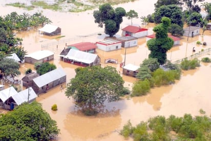 En el Ejido La Paz, municipio de Minatitlán, Veracruz, se inicio un puente aéreo para apoyar a las familias afectadas por las inundaciones. (Notimex)