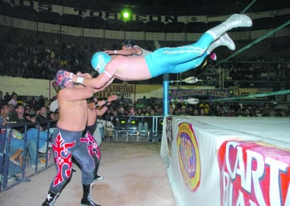 En la lucha estrella de la función de hoy jueves en la
Arena Olímpico Laguna estará en disputa el Campeonato
Semicompleto del Norte, entre Stuka, actual campeón,
y el retador Mister Guerrero. (Archivo)