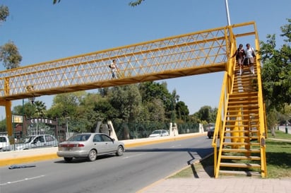 SIN PROTECCIÓN. Las escaleras tienen pasamanos, pero no rejilla que las cubra.