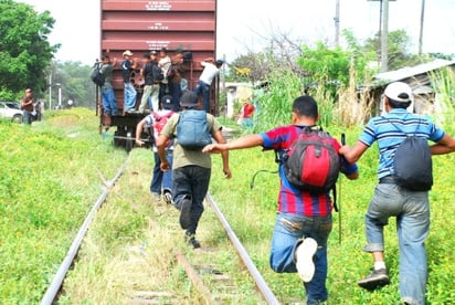 Especialistas consideran que si el panorama económico y las perspectivas para inmigrantes ilegales son negativas, es menos probable que una persona busque cruzar la frontera. (Archivo)