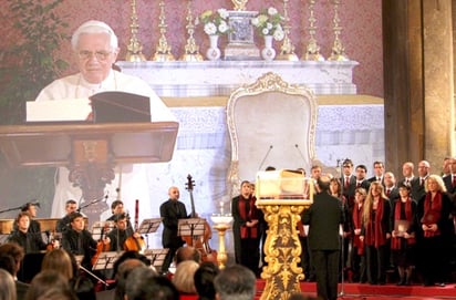 Una pantalla gigante ofrece la imagen del Papa Benedicto XVI iniciando desde El Vaticano la lectura de la llamada “Biblia día y noche”, un recital continuo e integral del Antiguo y Nuevo Testamento durante seis días y siete noches, en la Basílica Santa Cruz de Jerusalén en Roma, Italia. (EFE)