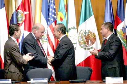 El secretario de Gobernación, Juan Camilo Mouriño, el secretario general de la OEA, José Miguel Insulza, el presidente Felipe Calderón y el secretario de Seguridad Pública federal, Genaro García Luna, durante la inauguración de la Primera Reunión de Ministros en Materia de Seguridad Pública de las Américas, en la Ciudad de México. (El Universal) 