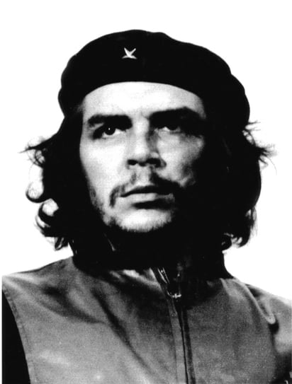 UN DOBLE
“Efectivamente, el investigado tiene parecido a Ernesto ‘Che’ Guevara, es de nacionalidad argentina y se llama Lorenzo Suárez, pero cambia su nombre por el de Sr. de la Peña, no mostró documentos de identidad excusándose de que está recién operado de
la vesícula y que tiene el sistema nervioso alterado”. 
INVESTIGACIÓN DE LA DIRECCIÓN FEDERAL DE SEGURIDAD