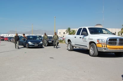 UNO POR UNO. Los carros que salían del estacionamiento de la Subprocuraduría fueron revisados por el Ejército.