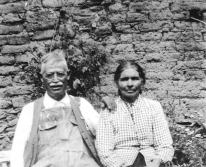 Esta fotografía es desconocida, pues se publica por primera vez. Yo la tomé en uno de mis viajes que hice a Juanchorrey, allá por los años 50’s. del Siglo XX, donde aparecen don Tereso de la Torre Gamboa y su esposa doña Efrén Sánchez González, hermana de mi abuela materna.

