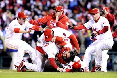 Los Filis de Filadelfia se adjudicaron ayer el quinto juego de la Serie Mundial del Beisbol de las Grandes Ligas 4 carreras a 3 ante las Mantarrayas de Tampa Bay, para conseguir así su segundo título en el Clásico de Otoño al imponerse 4 juegos a uno. De esta forma, los Filis consiguieron su segundo título de las Grandes Ligas del Beisbol en 126 años. (EFE)