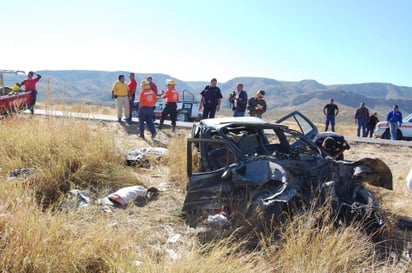 DESTROZADO. El vehículo en el que viajaba la familia quedó hecho añicos luego de impactarse con el tráiler.