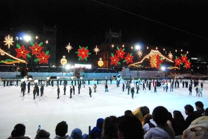 Anoche el jefe de Gobierno capitalino Marcelo Ebrard, en compañía de su esposa Mariagna Pratss, inauguraron la pista de hielo ubicada en la plancha del Zócalo capitalino. (Notimex)