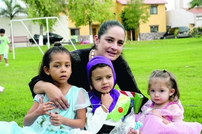 Mary Jose, Daniel y María Fernanda con su mamá Josie de la Cruz.