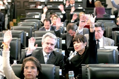 Los senadores del PAN, Santiago Creel y del PRD, María Rojo, en la sesión de ayer en donde se aprobó por unanimidad la Ley que crea la Agencia Espacial Mexicana. (El Universal)
