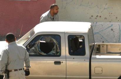 Un comando de hombres armados mató a un joven al que también persiguieron en las calles de la colonia colonia México 68, lo que ocasionó que se volcara el auto en que viajaba en el intento de salvar su vida. (Notimex)