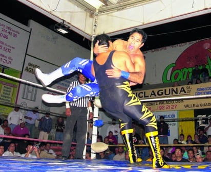 Blue Panther, “El Maestro Lagunero’’, le ganó anteanoche a Villano V por segunda ocasión consecutiva en la Arena Olímpico Laguna, llevando de compañero a Último Guerrero. (Fotografía de Jesús Galindo López)