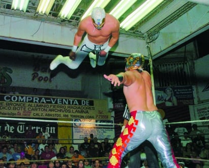 La función de hoy en el Gimnasio El Ranchero de Gómez Palacio será a beneficio del ex campeón mundial Espanto Junior; el programa se compone de una lucha de relevos atómicos y tres de relevos australianos.
(Fotografía de Jesús Galindo López)