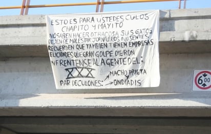 Mantas dirigidas a los líderes del cártel de Sinaloa, Joaquín “El Chapo” Guzmán y a Ismael “El Mayo” Zamabada. En ellas se hace referencia a jornaleros que fueron levantados el pasado lunes en un rancho de Sinaloa. (El Universal)