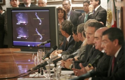 En una conferencia de prensa, el secretario de Comunicaciones y Transportes, Luis Téllez (izq.) y su equipo hablaron sobre las causas del accidente aéreo en el que falleció el secretario de Gobernación, Juan Camilo Mouriño. (Fotografías de El Universal)