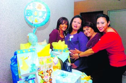 Patricia con las organizadoras de la fiesta de canastilla Angélica de Jiménez, Gaby y Ana Cristina Jiménez.