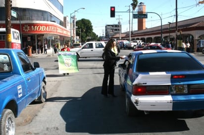 Personal de Asuntos Internos y Ministerios Públicos, participaron en la repartición de trípticos con información para prevenir delitos, en los cruceros de la ciudad de Gómez Palacio.