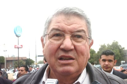 QUE APROVECHEN
“Aprovechando la entrega de aguinaldos y otras gratificaciones anuales, esperamos que los propietarios de vehículos acudan a pagar su adeudo, para no hacerse sujetos de sanciones posteriormente”. 
JOSÉ ARMANDO GARCÍA TRIANA, RECAUDADOR DE RENTAS DE TORREÓN