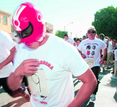 El enmascarado Kid Azteca ganó ayer la quinta
edición de la Carrera de los Luchadores, efectuada
en Gómez Palacio. (Fotografía de Jesús Galindo)