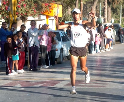 El lerdense Christian Zamora, se adjudicó la XXXIV Carrera Atlética Pentathlón 10 K Icojuve, que tuvo como salida y meta el Bosque Venustiano Carranza. (Fotografía de Jesús Galindo López)