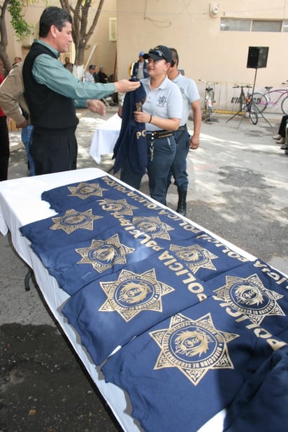 Los agentes de la Policía Preventiva de Ciudad Lerdo no han recibido su uniforme para tiempo de frío y el Ayuntamiento les entregó sudaderas.