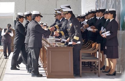 En la Secretaría de Marina, 44 alumnos de la Escuela Médico Naval recibieron sus constancias de pasantes de la carrera con lo cual podrán prestar sus servicios en hospitales y clínicas navales, secciones sanitarias y a bordo de buques de la dependencia. (Notimex)