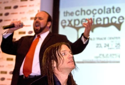 Durante el acto, Reed se deleitó con una degustación de diversos chocolates mexicanos, como uno con tamarindo, otro de flor de jamaica, otro de mole, otro de chicle, y dos con un 95 por ciento de cacao.