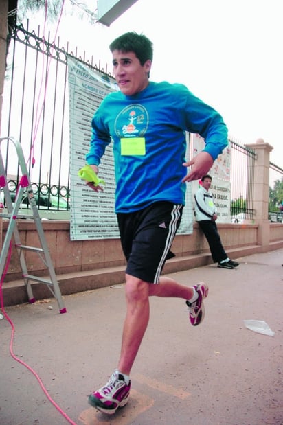 Los relevos ya están listos para correr el día 
último del mes alrededor del Bosque Venustiano Carranza en carrera de beneficencia. (Archivo)
