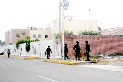 Elementos del Ejército Mexicano resguardan las instalaciones de Servicio Médico Forense de Culiacán, Sinaloa. (Agencia Reforma)