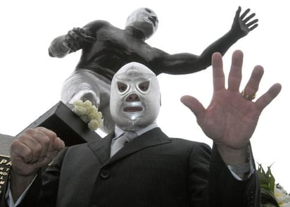 El Hijo del Santo depositó una corona floral en el monumento erigido en honor a su padre, ubicado en la zona de Peralvillo. El Santo sigue siendo inspiración de muchos luchadores y recordado por el público mexicano como uno de su más grandes ídolos. 