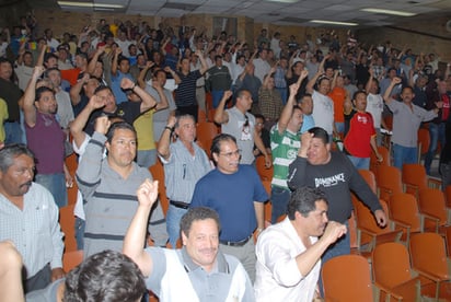 Unidos. Los trabajadores de la Sección 64 de Peñoles aseguraron que el recuento será a favor de la huelga.  EL SIGLO DE TORREÓN / FERNANDO COMPEÁN